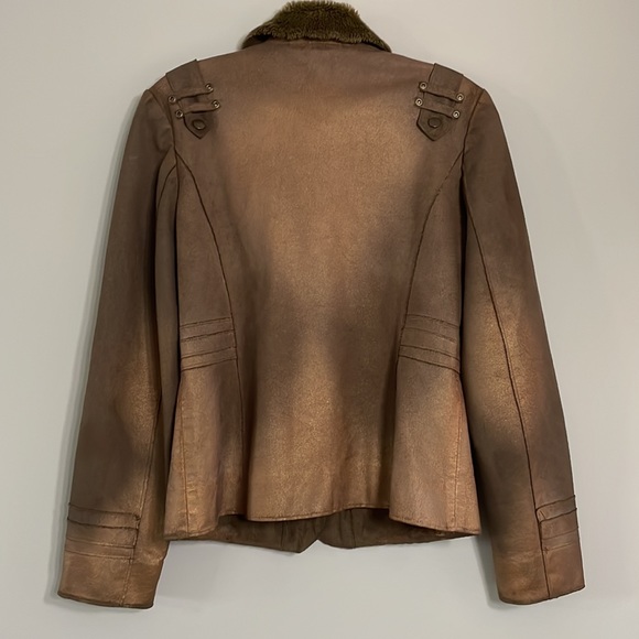 A Nose for Clothes - Picture 4 of 4